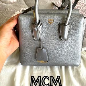 She is a beauty. I love this style. Small but has good enough space.